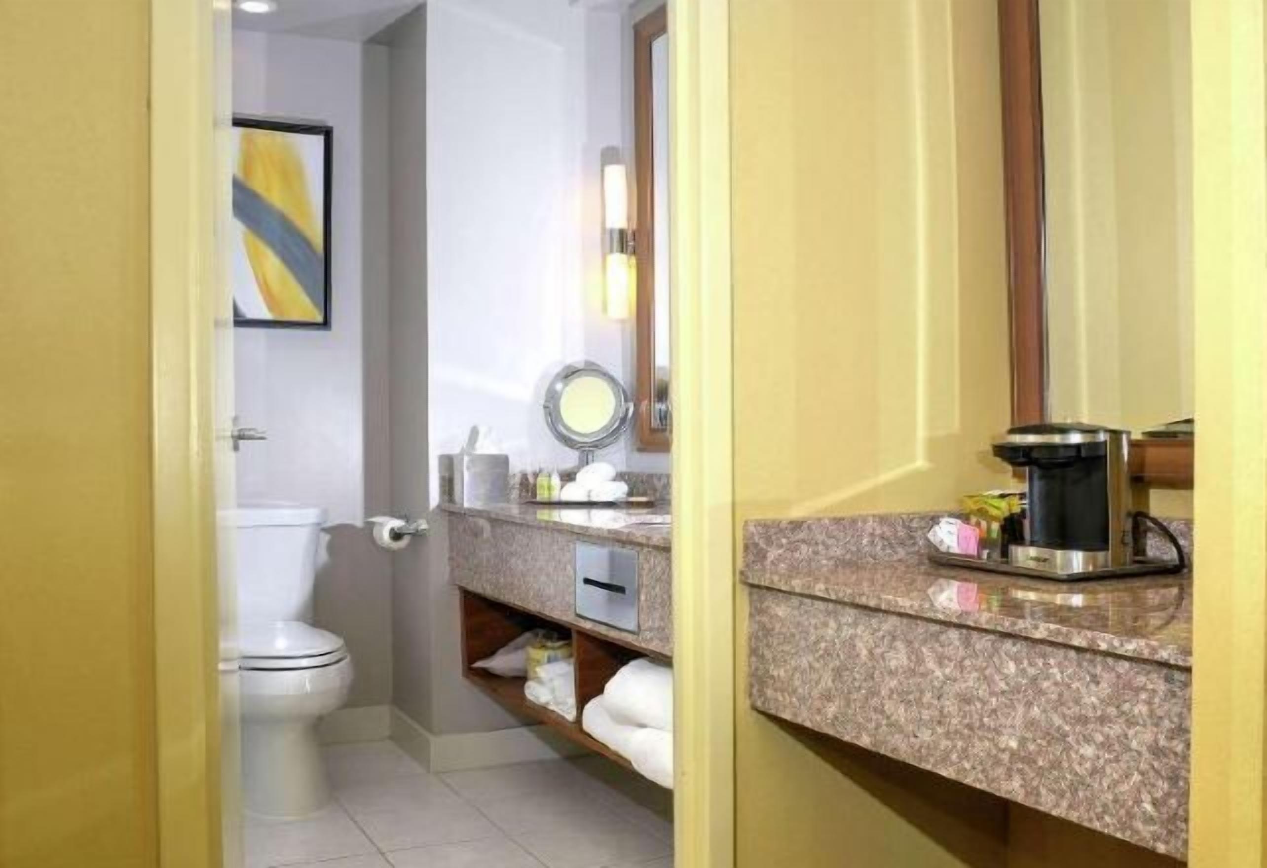 Baño | Tina con regadera, amenidades de baño ecológicas, secadora de cabello 