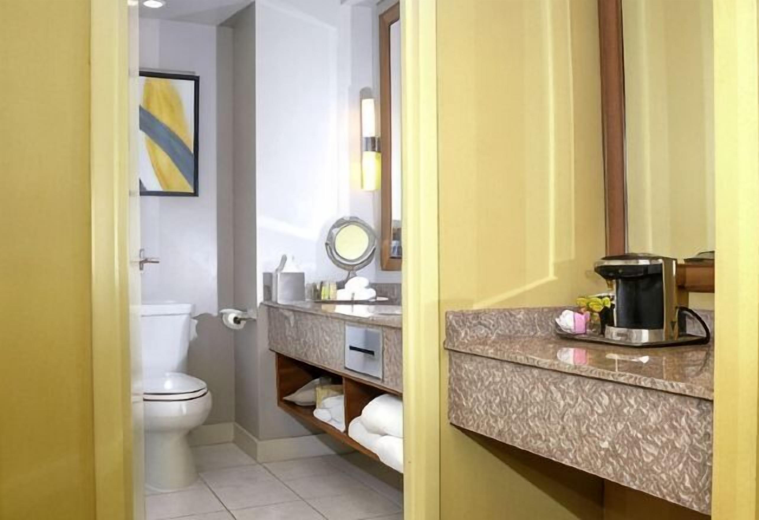 Bathroom | Combined shower/tub, eco-friendly toiletries, hair dryer, towels