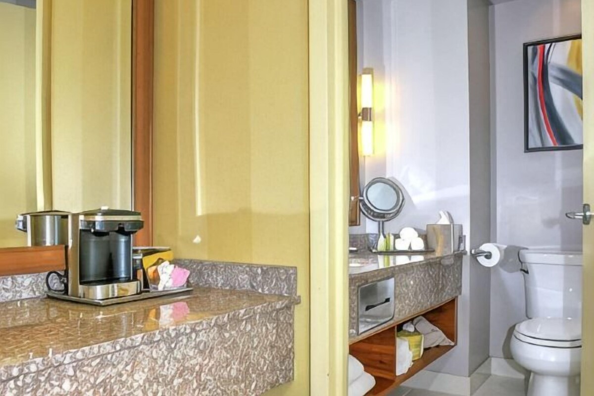 Combined shower/bathtub, eco-friendly toiletries, hair dryer, towels