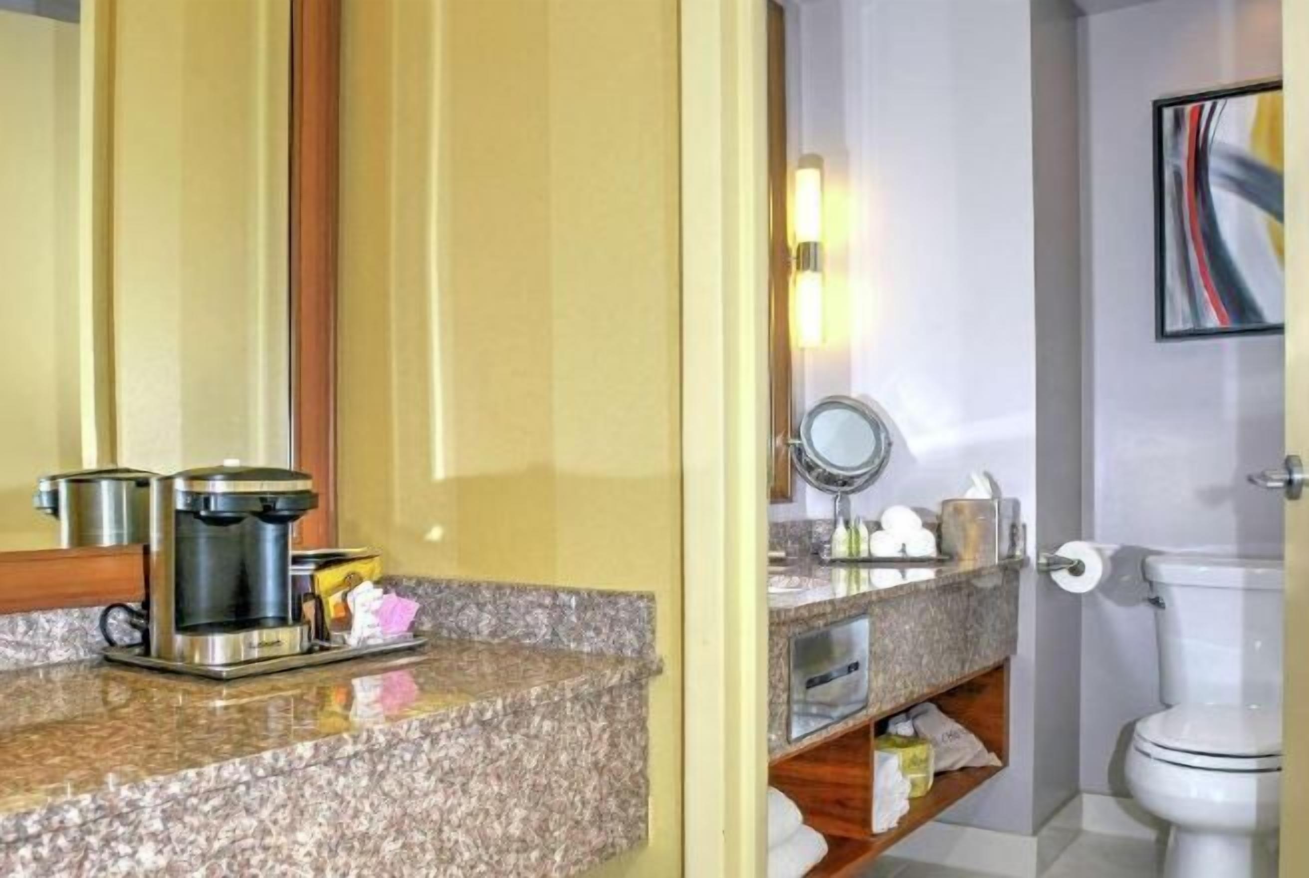 Tina con regadera, amenidades de baño ecológicas, secadora de cabello 