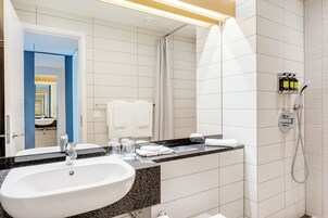 Habitación triple estándar | Baño | Artículos de higiene personal ecológicos, secador de pelo y toallas