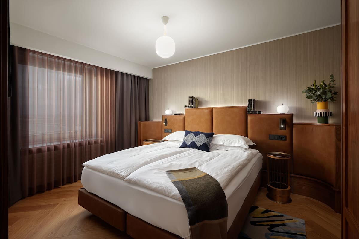 Premium bedding, desk, blackout drapes, soundproofing