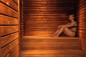 Una sauna con paredes y bancos de madera.