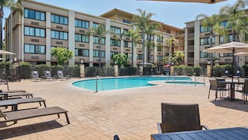 Außenpool, geöffnet von 07:00 Uhr bis 22:00 Uhr, Sonnenschirme