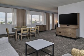 Suite, 1 habitación (1 King Bed) | Área de sala de estar | Televisión de pantalla plana 
