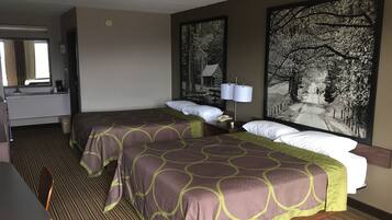 Quarto de hotel com duas camas, uma escrivaninha e uma cadeira. Possui uma janela grande, um quadro na parede e um telefone na escrivaninha.