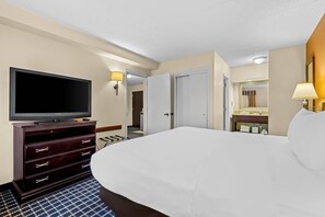 Premium bedding, down duvets, desk, laptop workspace - Comfort Inn & Suites Somerset - New Brunswick (Somerset)