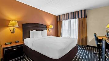 Sengetøy av topp kvalitet, dundyner, skrivebord og blendingsgardiner