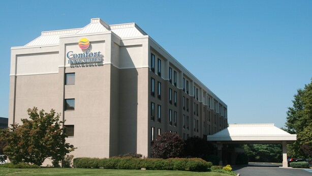 A Comfort Inn & Suites building with a flat roof, multiple windows, and a covered parking area. - Comfort Inn & Suites Somerset - New Brunswick (Somerset)