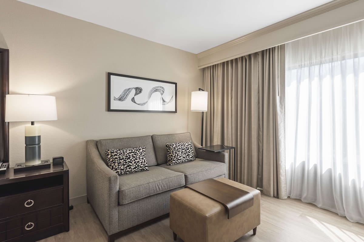 Habitación, 1 cama King size y sofá cama | Área de sala de estar | Smart TV de 55 pulgadas con canales por cable, Netflix y Hulu