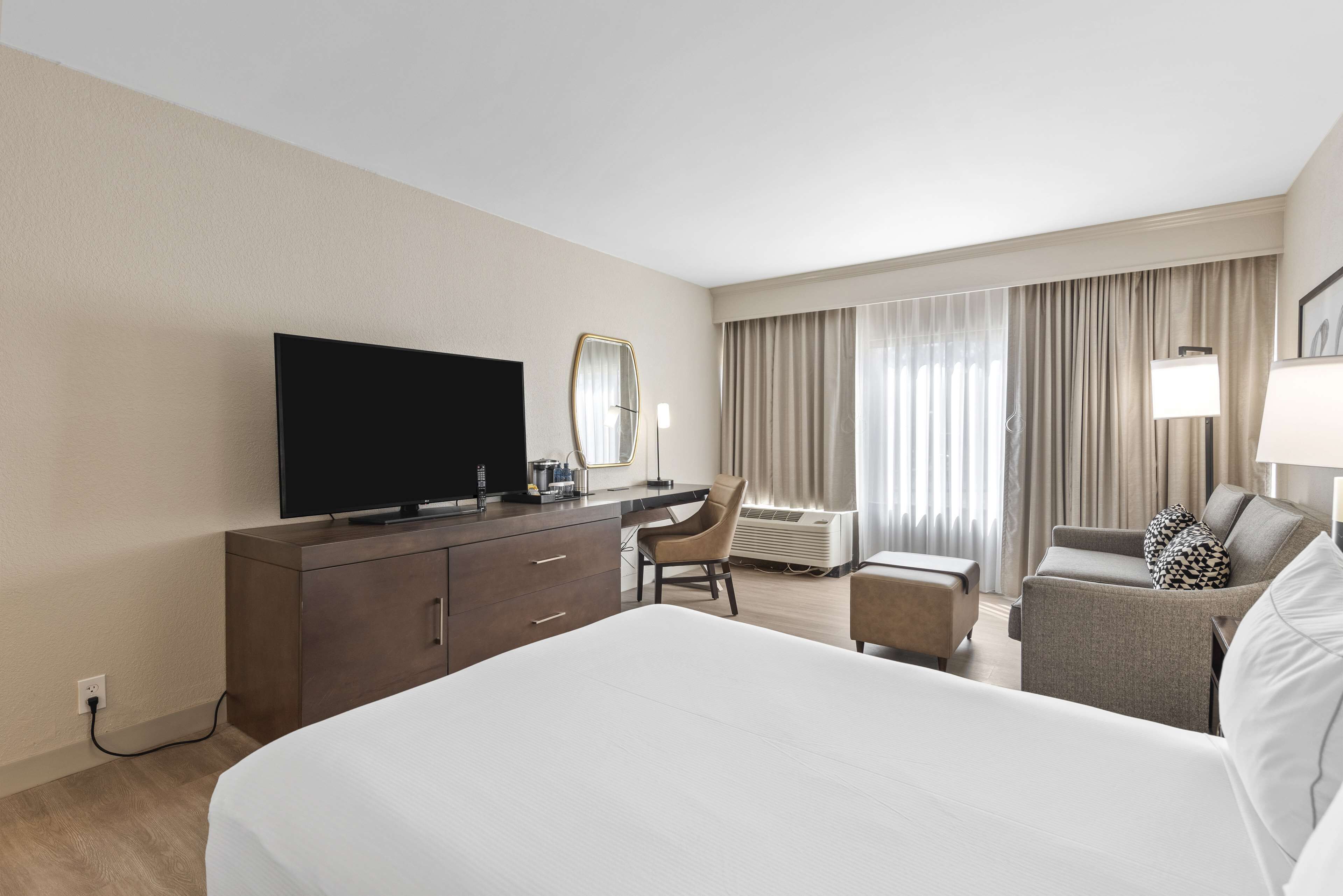 Room, 1 Double Bed, Accessible, Non Smoking | Premium bedding, in-room safe, desk, blackout drapes