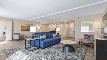 Svit - 1 kingsize-sÀng - icke-rökare | Vardagsrum | 55-tums smart-tv med kabelkanaler, Netflix och Hulu