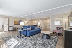 Suite, 1 King Bed, Non Smoking | Living area