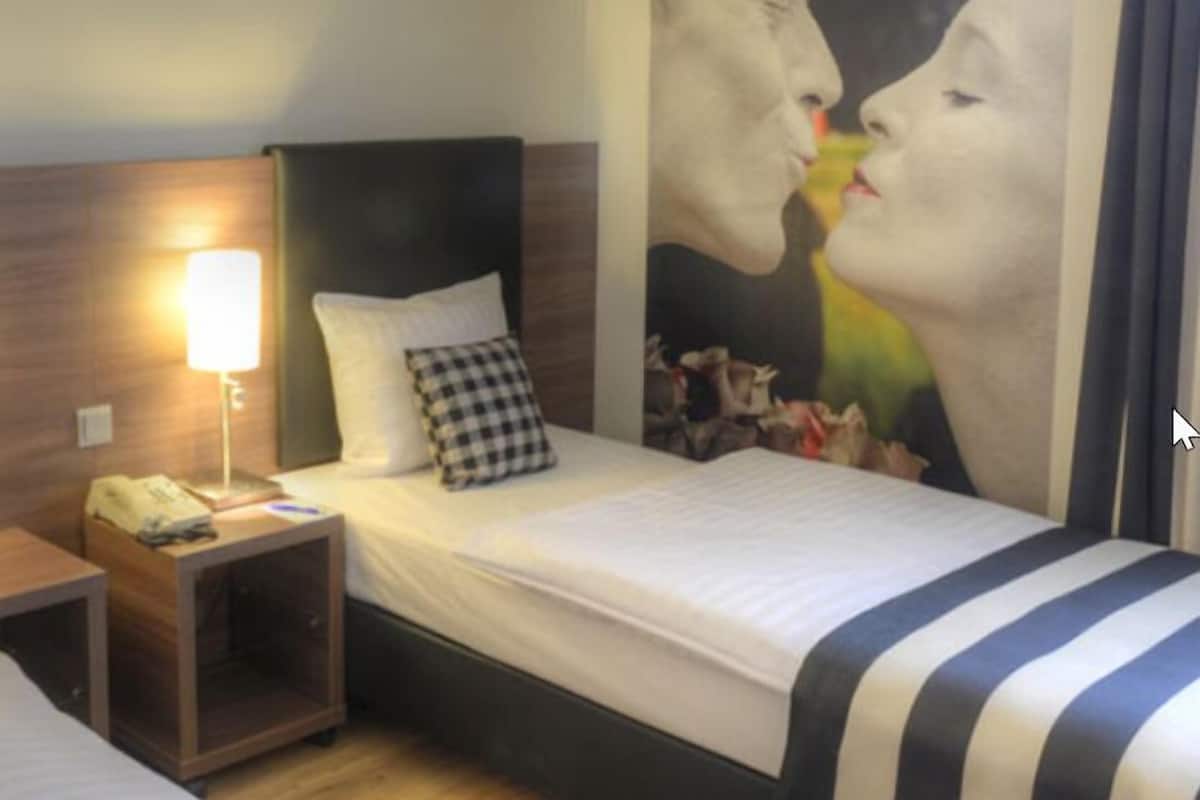 Classic Twin Room (Plus) | Peralatan tempat tidur premium, peti besi dalam bilik