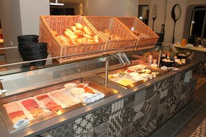 Bữa sáng buffet hàng ngày với phụ phí nhỏ
