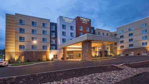 Un hotel de varios pisos con un diseño moderno, que ofrece Fairfield Inn & Suites y Towneplace Suites.