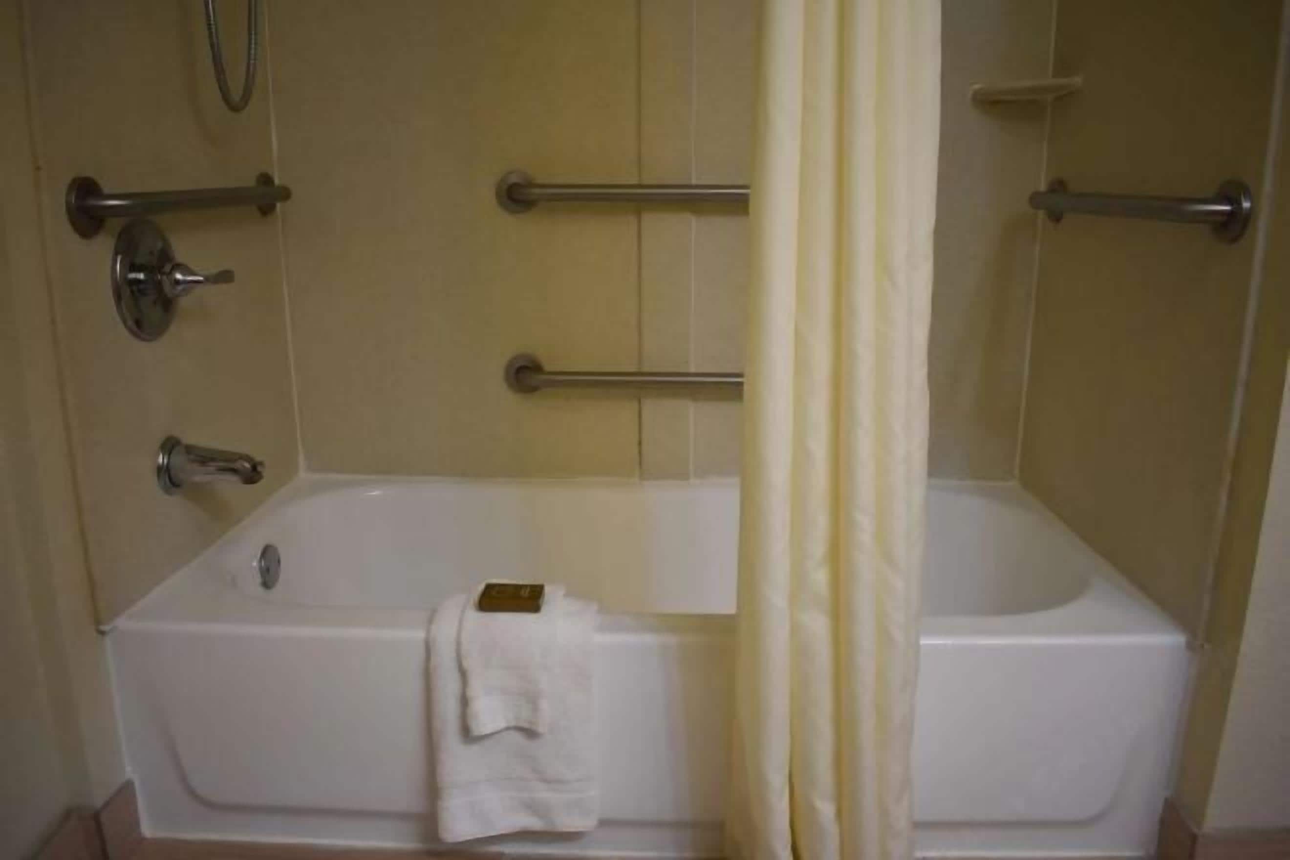 Suihkun ja ammeen yhdistelmä, ympäristöystävälliset hygieniatuotteet