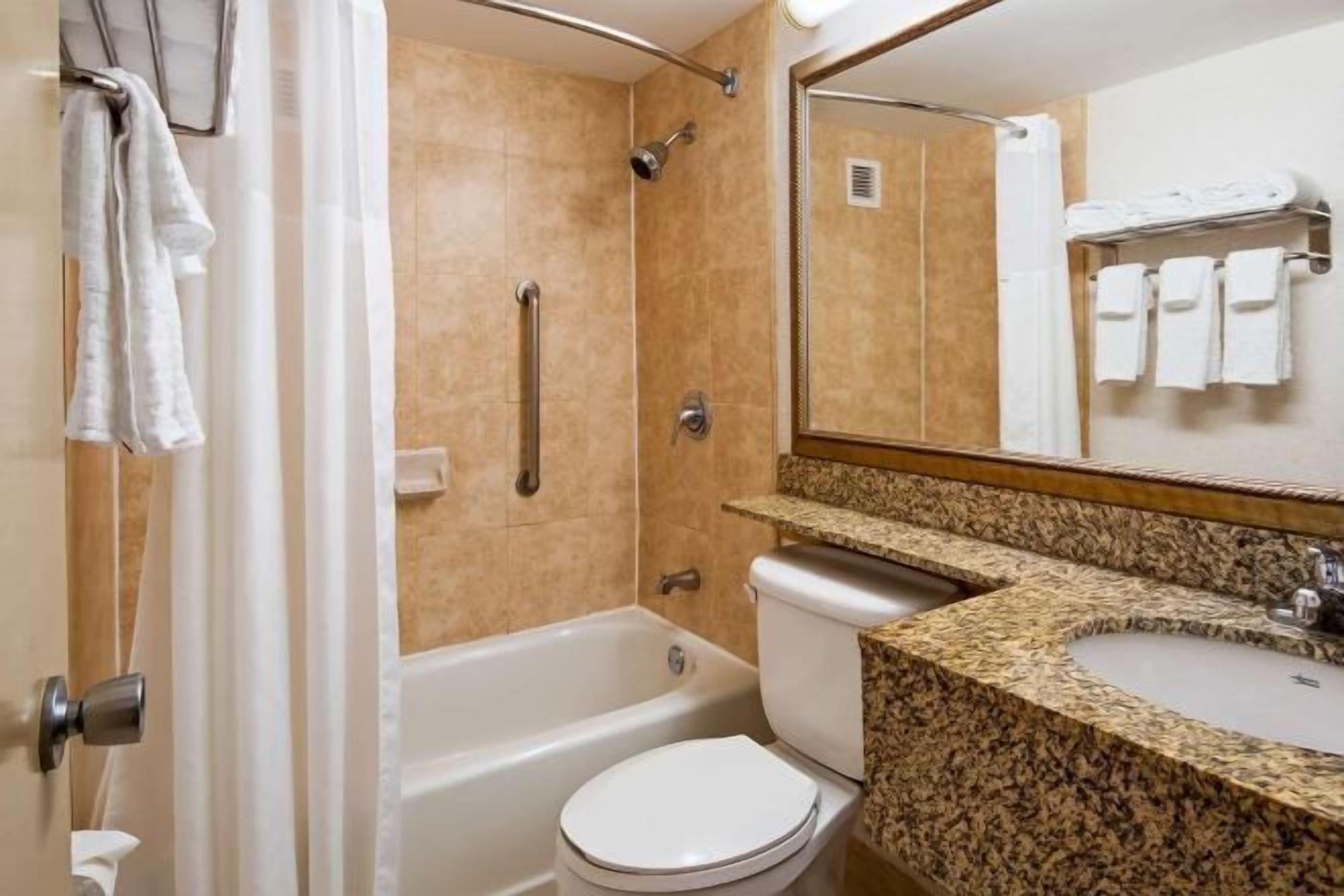 Suihkun ja ammeen yhdistelmä, ympäristöystävälliset hygieniatuotteet