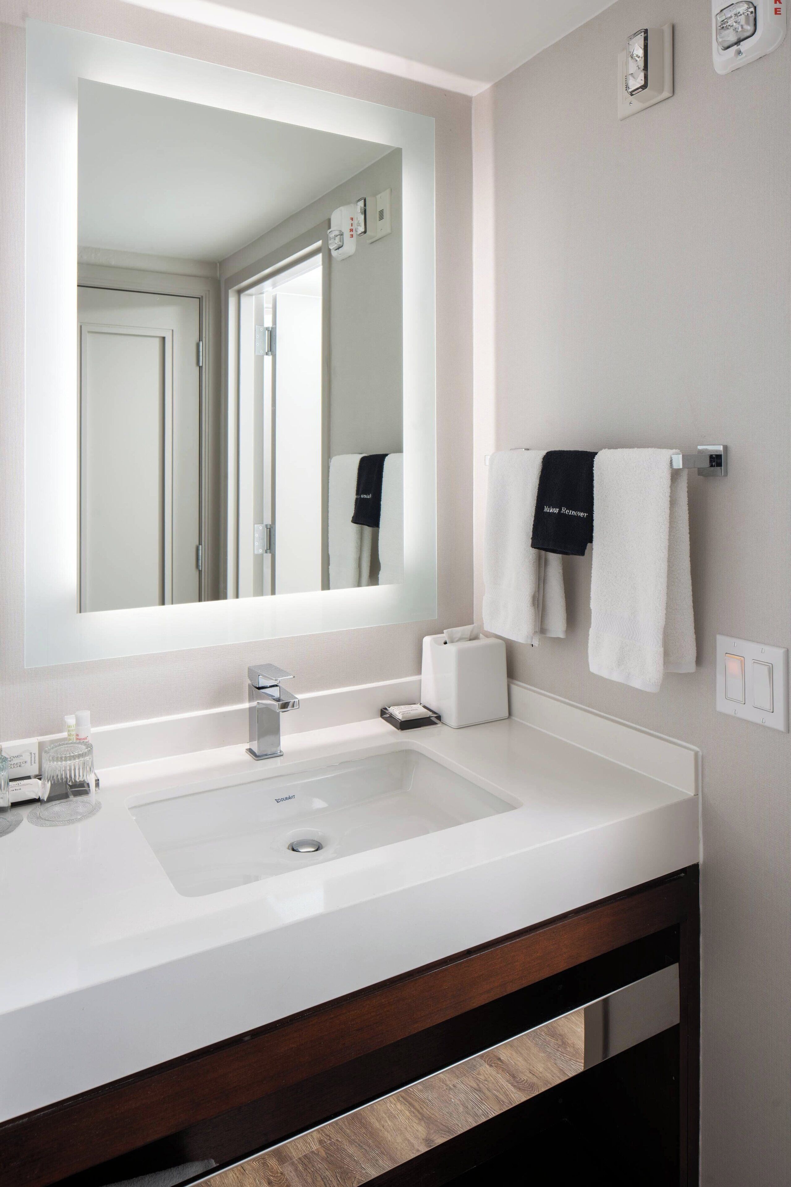 combined shower/bathtub, free toiletries, hair dryer, towels