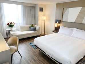 Roupas de cama premium, cofres nos quartos, escrivaninha