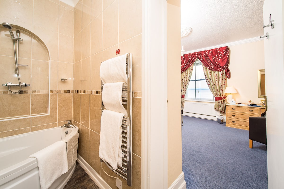 superior room, 1 king bed, non smoking, sea view | bathroom | free toiletries, hair dryer, towels