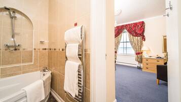 Rom – superior, 1 kingsize-seng, ikke-røyk, sjøutsikt | Bad | Toalettartikler (inkludert), hårføner og håndklær