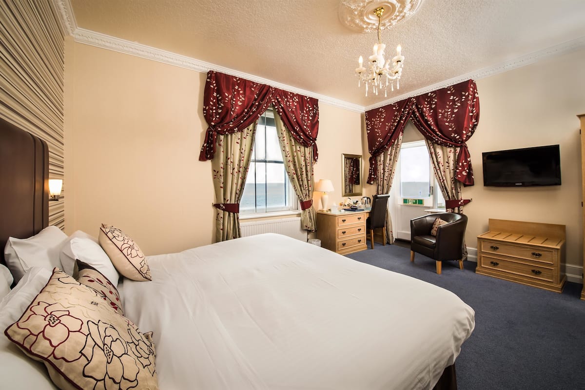 superior room, 1 king bed, non smoking, sea view | 1 bedroom, individually furnished, desk, laptop workspace