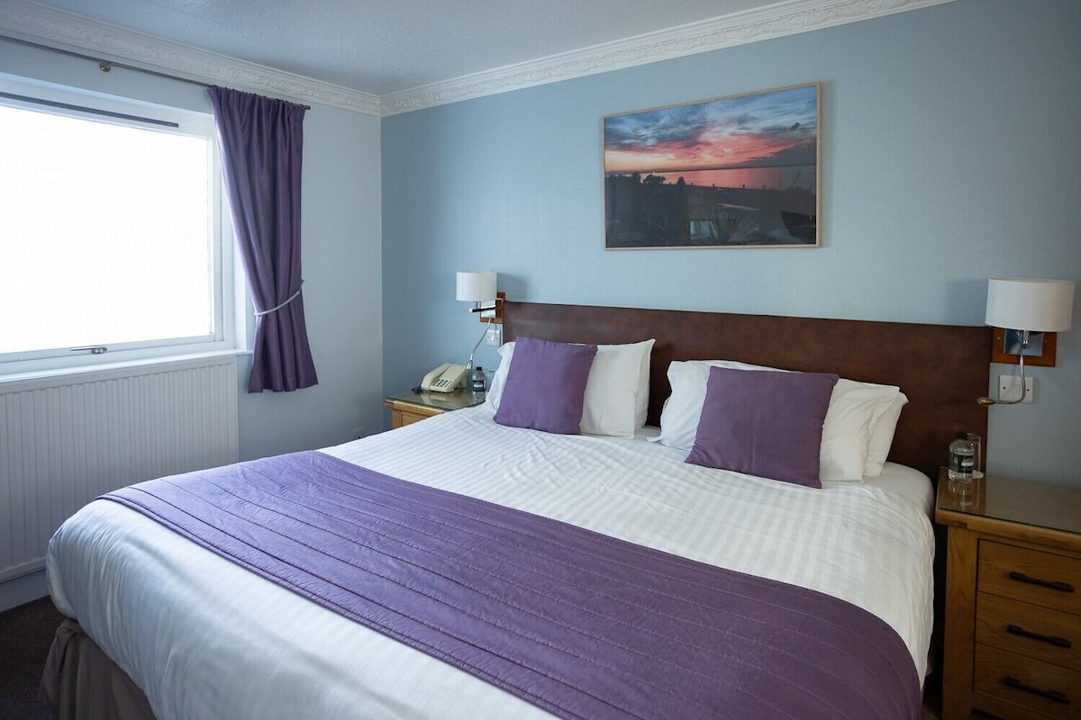 Standard Room, 1 King Bed, Non Smoking, Sea View | Individually furnished, desk, laptop workspace, blackout drapes