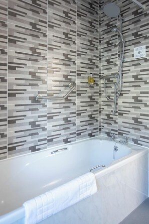 Quarto superior, 1 cama King, para não fumantes | Banheiro | Produtos de toalete grátis, secador de cabelo, toalhas de banho 