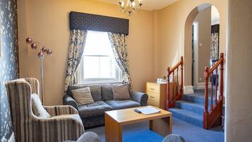 Suite,1 King Bed, Non Smoking, Sea View | Living area | Flat-screen TV