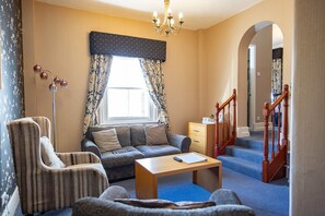 Rom – superior, 1 kingsize-seng, ikke-røyk, sjøutsikt | Oppholdsområde | Flatskjerm-TV