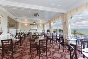 Lunch and dinner served - New Holmwood Hotel (Cowes)
