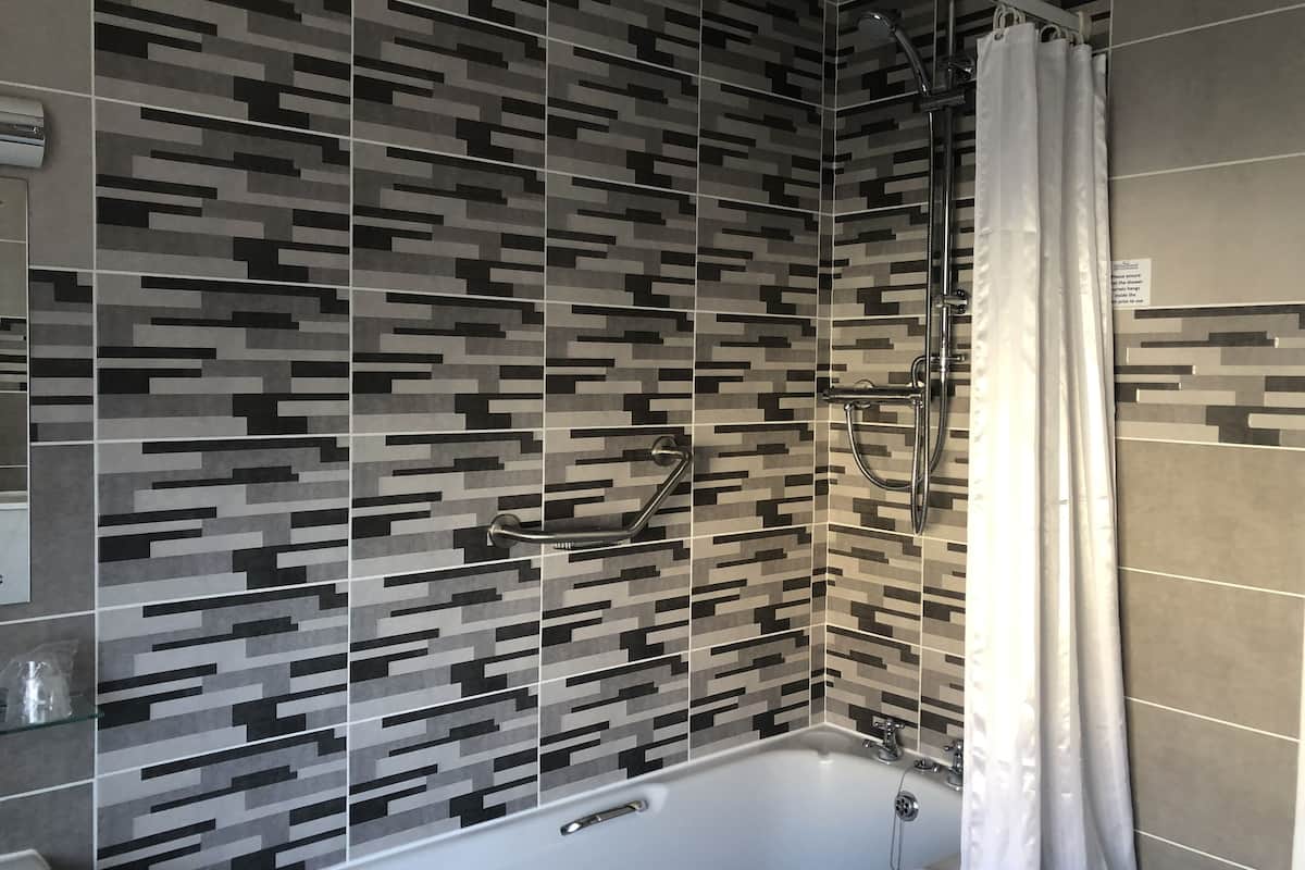 suite, 1 king bed, non smoking | bathroom | free toiletries, hair dryer, towels