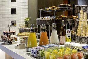 Daily buffet breakfast for a fee - Best Western Premier Hotel de la Poste & Spa (Troyes)