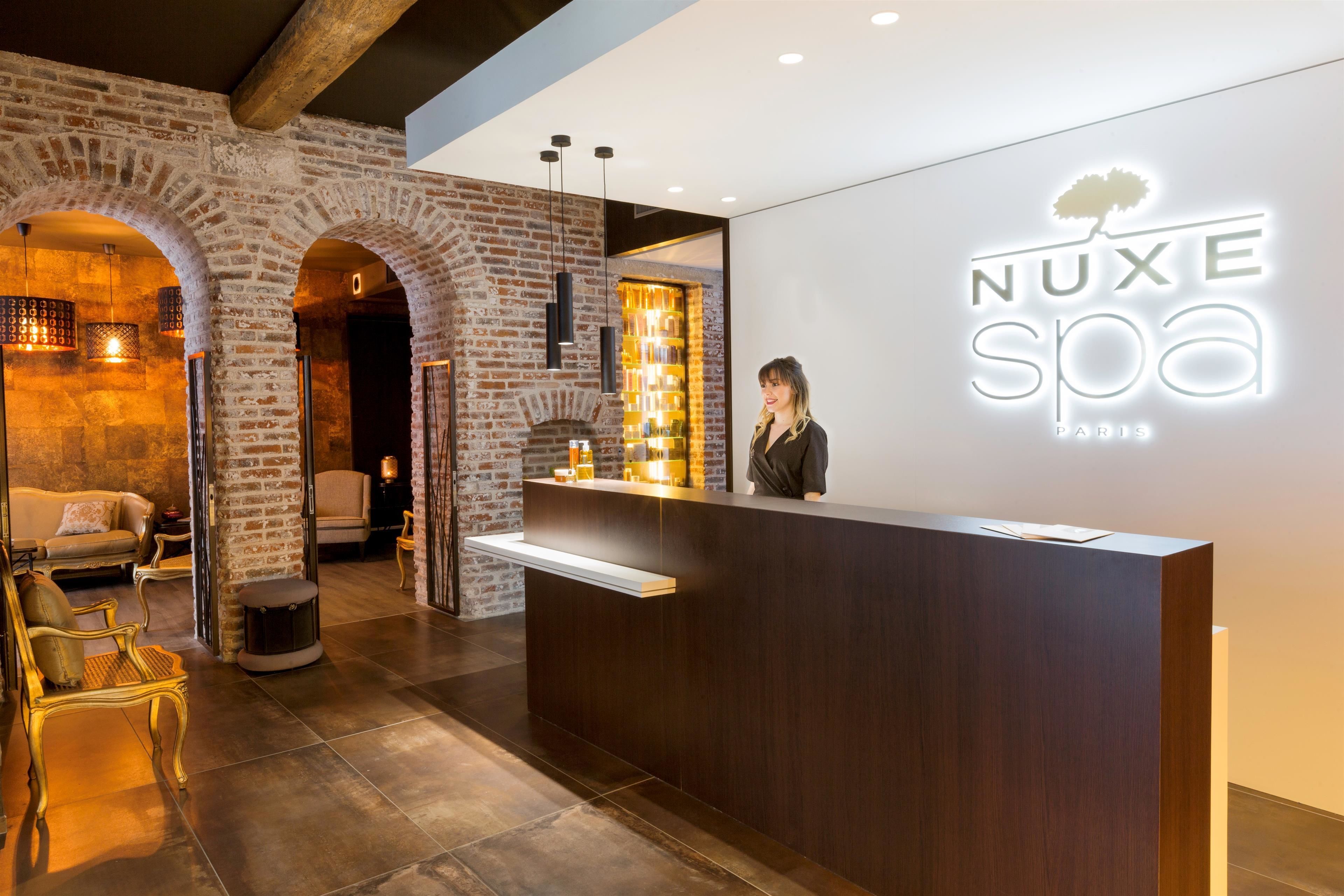 カップル用トリートメントルーム、ボディ トリートメント、ディープティシュー マッサージ、ボディスクラブ、フェイシャル トリートメント