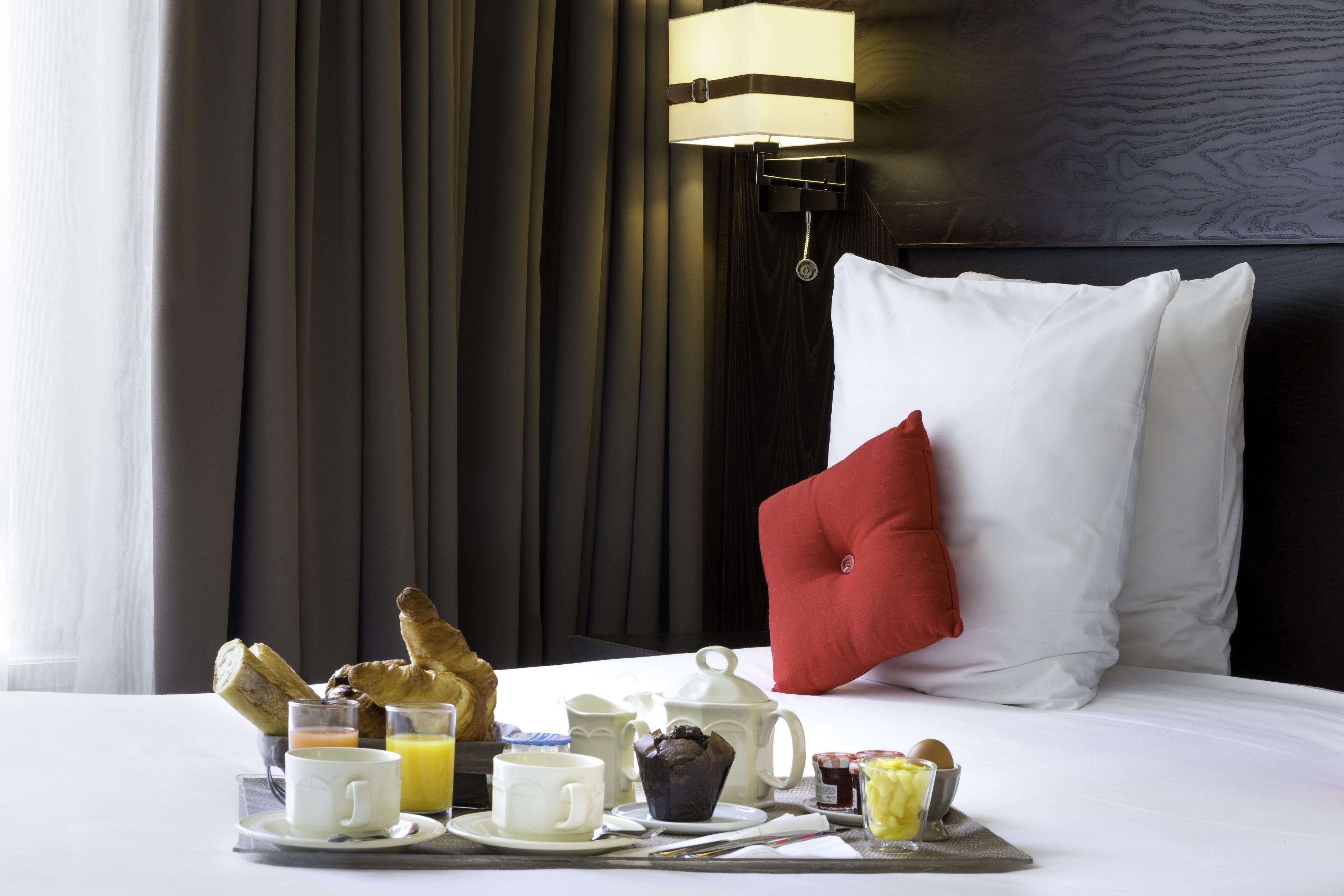 premium bedding, pillow-top beds, minibar, in-room safe