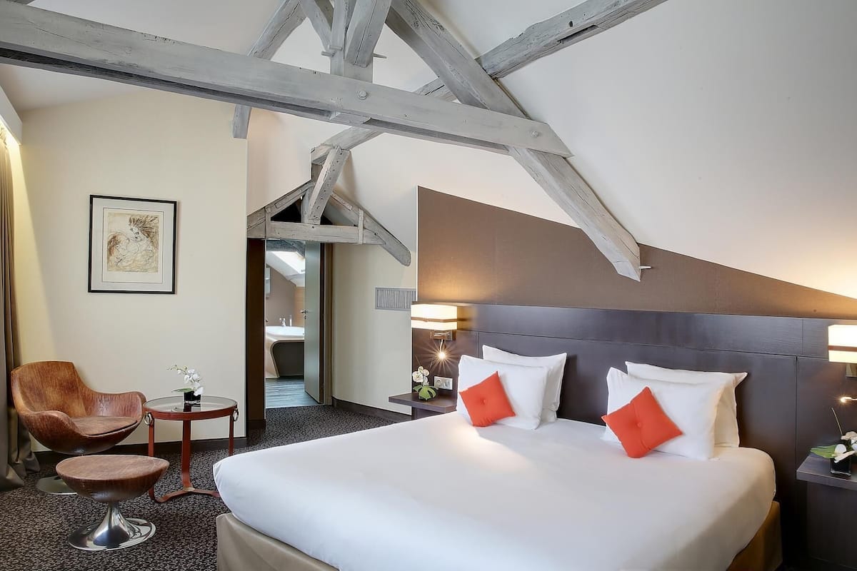 suite, multiple beds, bathtub (separate living room) | premium bedding, pillow-top beds, minibar, in-room safe