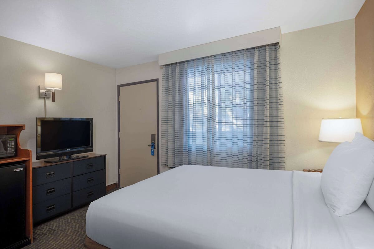 In-room safe, desk, iron/ironing board, free cribs/infant beds