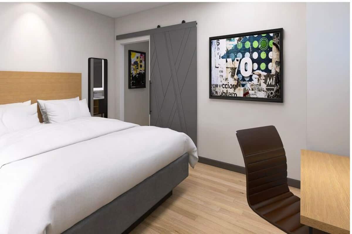Deluxe Suite, 1 King Bed, Non Smoking | In-room safe, desk, iron/ironing board, rollaway beds