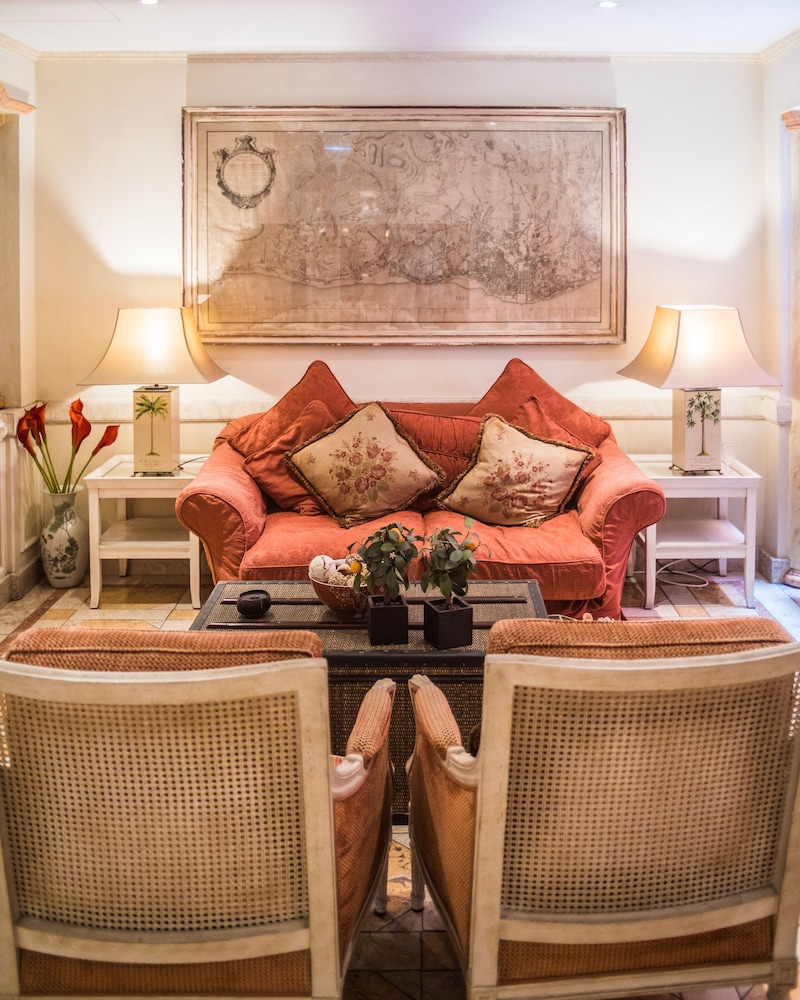 As Janelas Verdes/Riverview, a Lisbon Heritage Collection by null