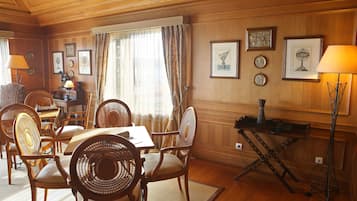 Un comedor con muebles de madera, una mesa, sillas y una lámpara.