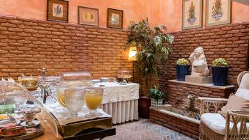 Esmorzar diari d'estil bufet (18 EUR per persona)