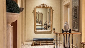A grand staircase with ornate railings and a marble floor, leading to a bench and a mirror. - As Janelas Verdes Inn, a Lisbon Heritage Collection (Lisbon)