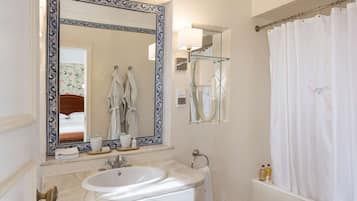 Double room or Twin Deluxe | Bathroom