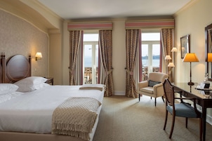 Junior Suite | In-room safe, individually decorated, desk, blackout drapes