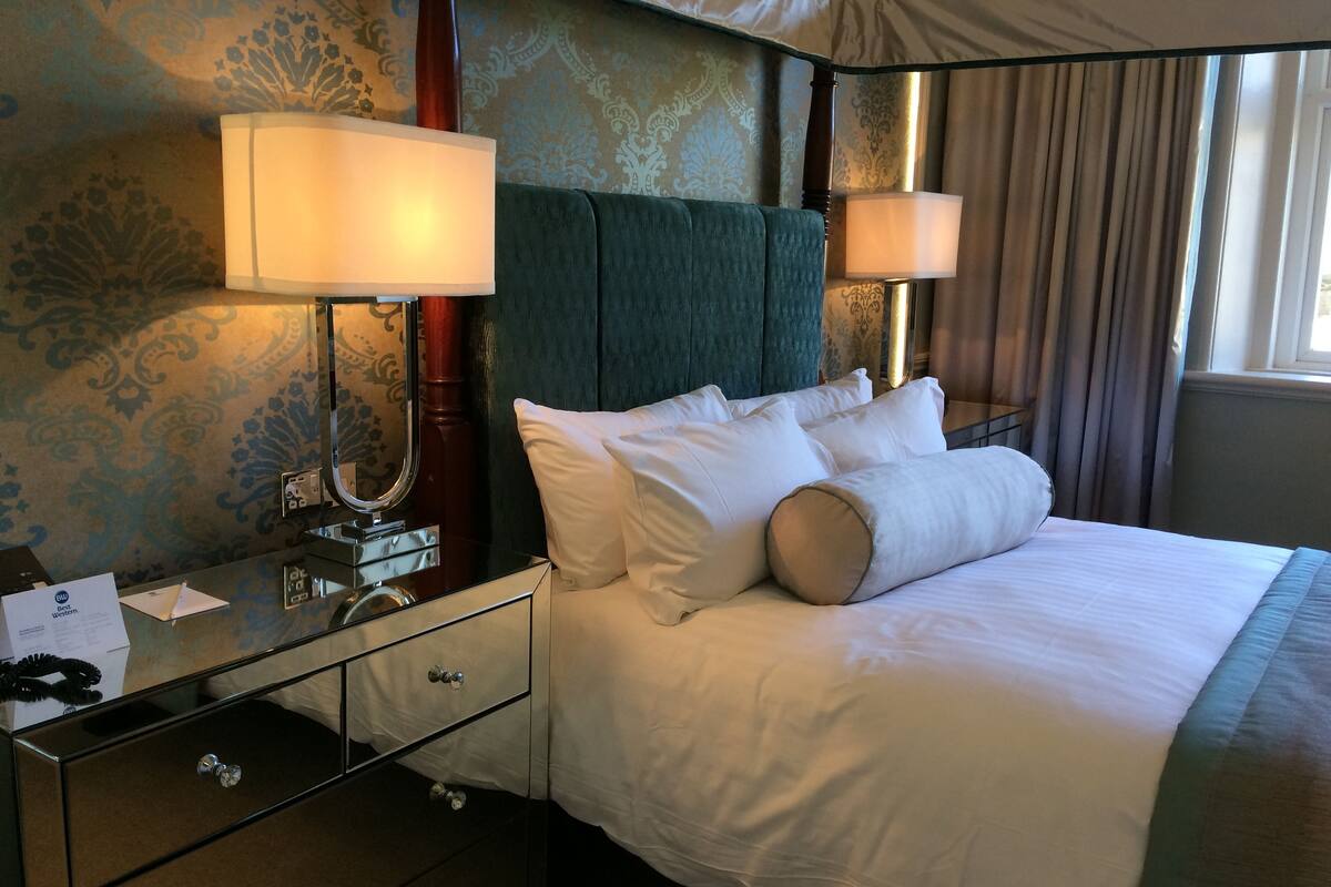 deluxe room, 1 queen bed, non smoking (four poster bed) | desk, iron/ironing board, free wifi, bed sheets