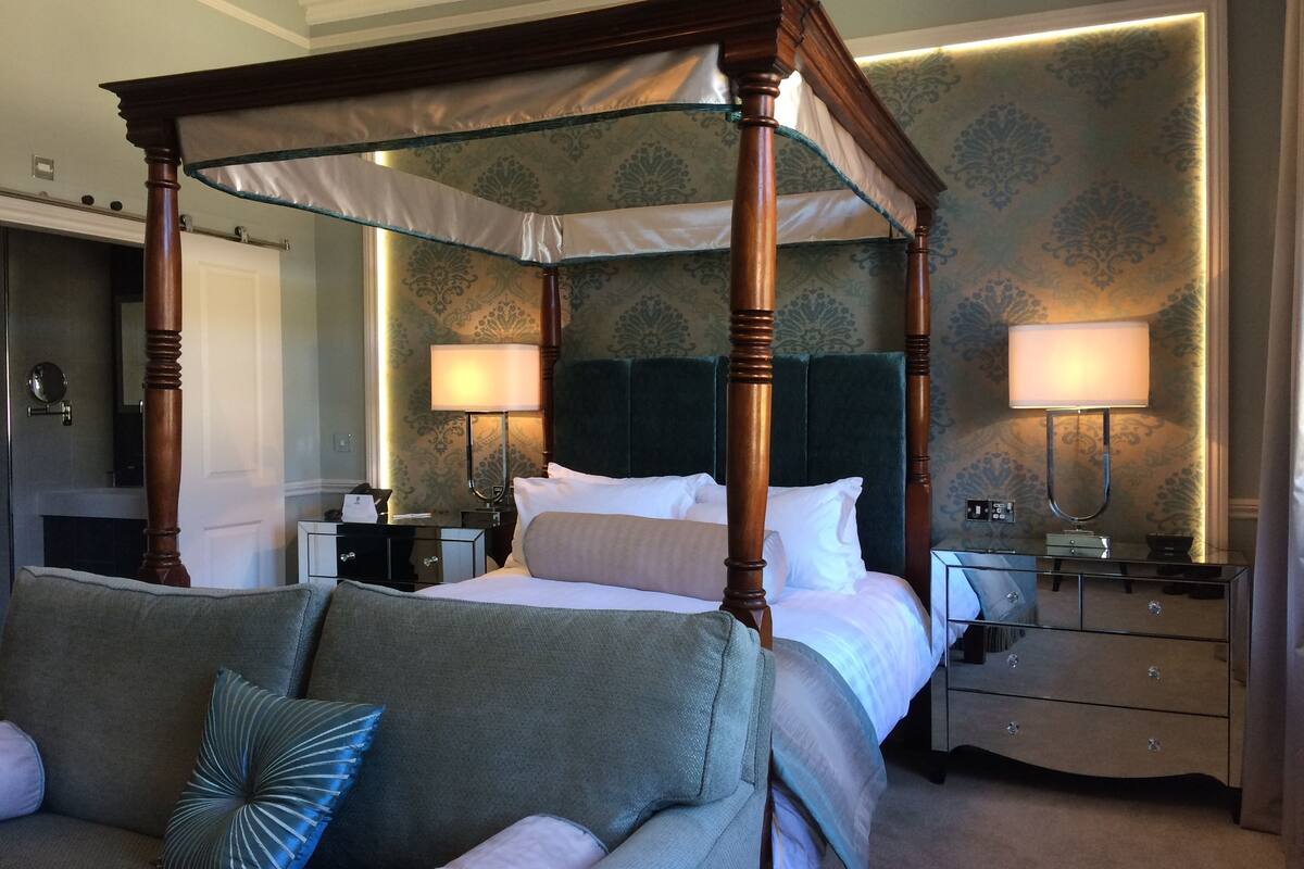 deluxe room, 1 queen bed, non smoking (four poster bed) | desk, iron/ironing board, free wifi, bed sheets