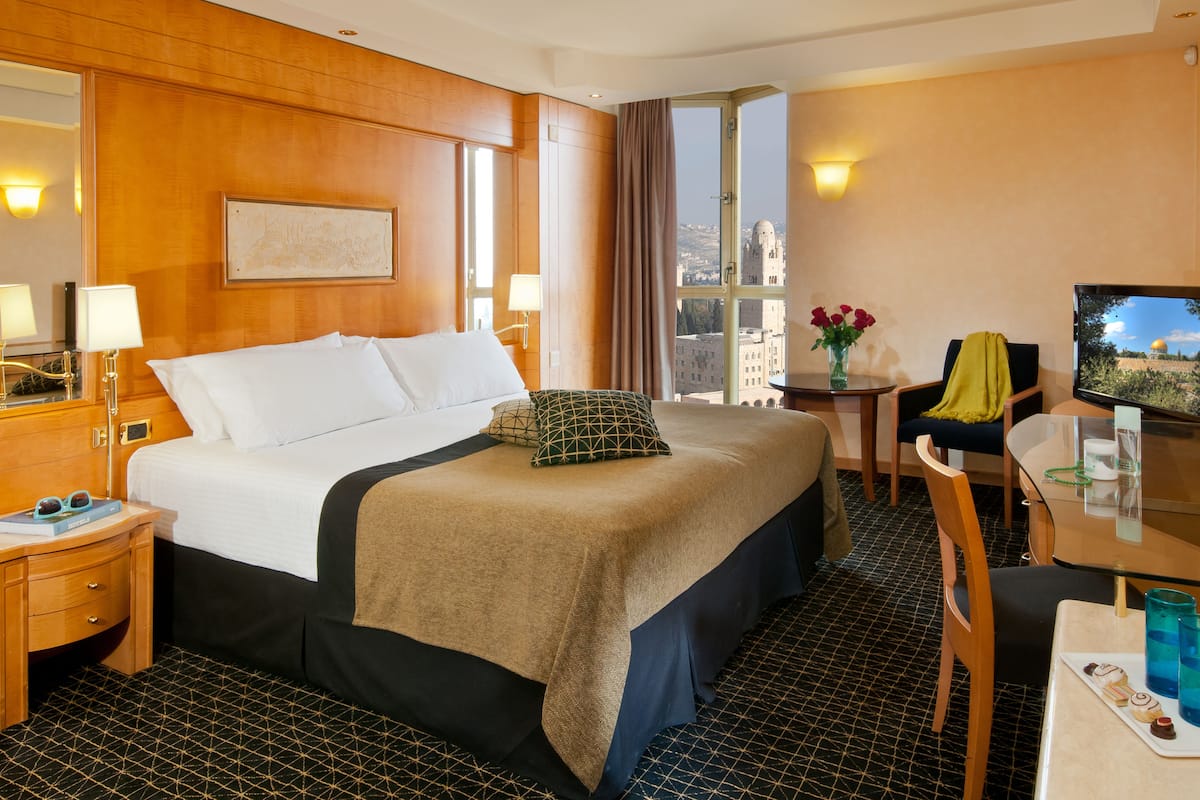Hypo-allergenic bedding, in-room safe, desk, blackout curtains