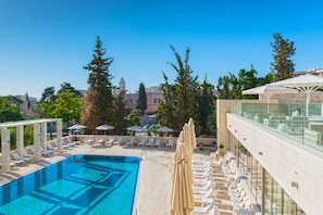 Una piscina al aire libre de temporada