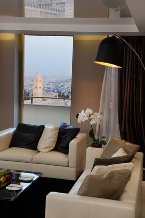 King Solomon Executive Suite | Hypo-allergenic bedding, in-room safe, desk, blackout drapes